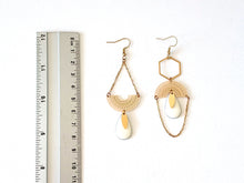 Charger l'image dans la galerie, Boucles d'oreilles asymétriques graphiques dorées et blanches, longues boucles dépareillées or et émail blanc