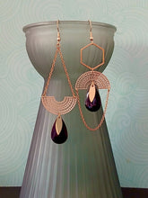 Charger l'image dans la galerie, Boucles d'oreilles asymétriques graphiques dorées et noires, longues boucles dépareillées or et émail noir