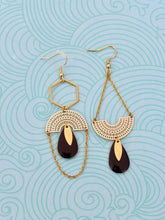 Charger l'image dans la galerie, Boucles d'oreilles asymétriques graphiques dorées et noires, longues boucles dépareillées or et émail noir