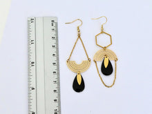 Charger l'image dans la galerie, Boucles d'oreilles asymétriques graphiques dorées et noires, longues boucles dépareillées or et émail noir