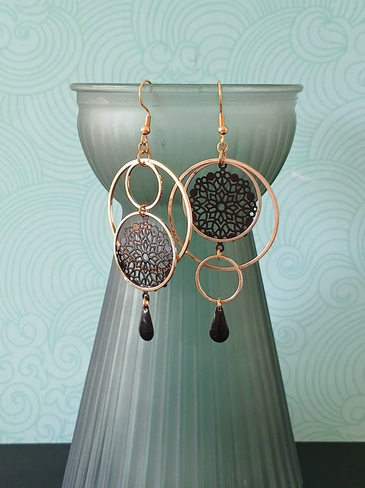 Boucles d'oreilles asymétriques rondes rosace dorée et émail noir