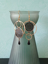 Charger l'image dans la galerie, Boucles d'oreilles asymétriques graphiques rondes dorées et noires, boucles d'oreilles dépareillées rosace noir, cadeau moderne original