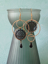 Charger l'image dans la galerie, Boucles d'oreilles asymétriques graphiques rondes dorées et rosace noire