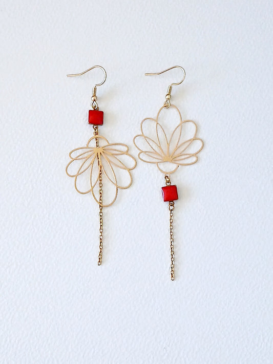 Boucles d'oreilles asymétriques fleur dorée et émail rouge