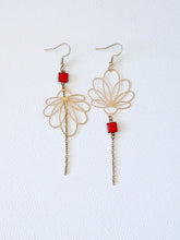 Charger l'image dans la galerie, Boucles d'oreilles asymétriques doré rouge, grandes et longues boucles dépareillées fleur or et rouge, cadeau original femme