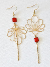 Charger l'image dans la galerie, Boucles d'oreilles asymétriques doré rouge, grandes et longues boucles dépareillées fleur or et rouge, cadeau original femme