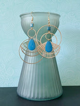 Charger l'image dans la galerie, Boucles d'oreilles asymétriques Art Déco dorées et bleu canard, grandes boucles géométriques rondes éventail or émail turquoise foncé