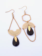 Charger l'image dans la galerie, Boucles d'oreilles asymétriques graphiques dorées et noires, longues boucles dépareillées or et émail noir
