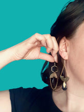 Charger l'image dans la galerie, Boucles d'oreilles dépareillées graphiques Art Déco noires et dorées Une Embellie