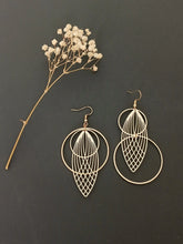Charger l'image dans la galerie, Boucles d'oreilles asymétriques graphiques dorées