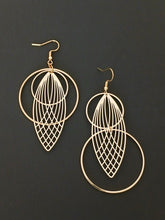 Charger l'image dans la galerie, Boucles d'oreilles asymétriques graphiques dorées