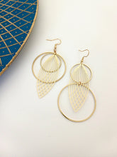 Charger l'image dans la galerie, Boucles d'oreilles asymétriques graphiques dorées
