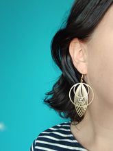 Charger l'image dans la galerie, Boucles d'oreilles asymétriques graphiques dorées