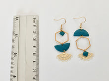 Charger l'image dans la galerie, Boucles d'oreilles asymétriques dorées et bleu canard