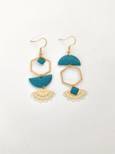 Charger l'image dans la galerie, Boucles d'oreilles asymétriques géométriques dorées et bleu canard, boucles d'oreilles dépareillées art nouveau turquoise foncé