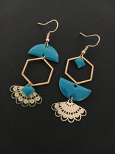 Charger l'image dans la galerie, Boucles d'oreilles asymétriques dorées et bleu canard
