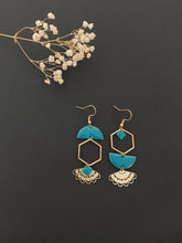 Charger l'image dans la galerie, Boucles d'oreilles asymétriques géométriques dorées et bleu canard, boucles d'oreilles dépareillées art nouveau turquoise foncé