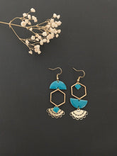 Charger l'image dans la galerie, Boucles d'oreilles asymétriques dorées et bleu canard