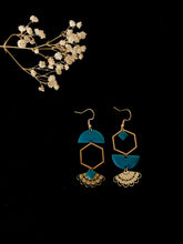 Charger l'image dans la galerie, Boucles d'oreilles asymétriques géométriques dorées et bleu canard, boucles d'oreilles dépareillées art nouveau turquoise foncé