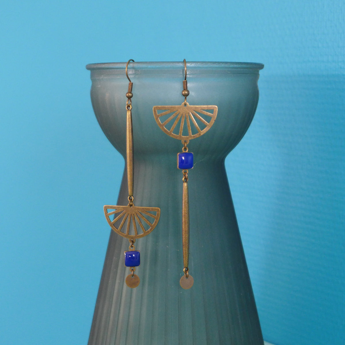 Longues boucles d'oreilles asymétriques graphiques Art Déco bronze et bleu foncé