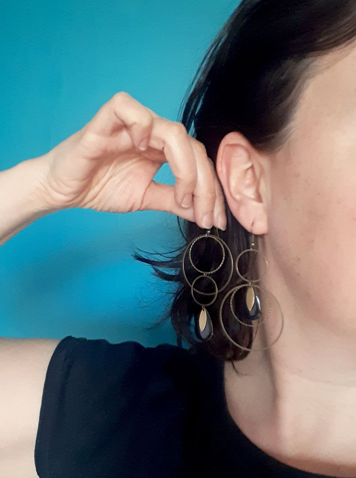 Boucles oreilles asymétriques graphiques rondes bronze et émail noir