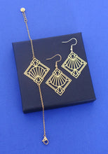 Charger l'image dans la galerie, Boucles d'oreilles Art Déco fine estampe filigrane carré graphique en laiton doré