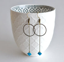 Charger l'image dans la galerie, Boucles d'oreilles minimalistes longues et fines anneau et chaîne bronze et sequin émail gris ou turquoise