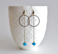 Charger l'image dans la galerie, Boucles d'oreilles minimalistes longues et fines anneau et chaîne bronze et sequin émail gris ou turquoise