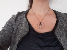 Charger l'image dans la galerie, Collier pendentif anneau et éventail graphique Art Déco en laiton et émail noir