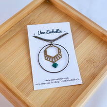 Charger l'image dans la galerie, Collier hexagone graphique Art Déco en laitonbronze et émail noir vert turquoise ou blanc