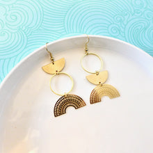 Charger l'image dans la galerie, Boucles d'oreilles asymétriques géométriques arc de cercle en laiton doré