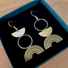 Charger l'image dans la galerie, Boucles d'oreilles asymétriques géométriques arc de cercle en laiton doré