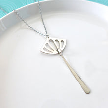Charger l'image dans la galerie, Collier Art Déco éventail graphique et longue goutte fine en laiton argenté