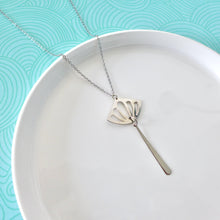 Charger l'image dans la galerie, Collier Art Déco éventail graphique et longue goutte fine en laiton argenté