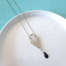 Charger l'image dans la galerie, Collier Art Déco pendentif éventail graphique acier inoxydable argenté et sequin émail noir