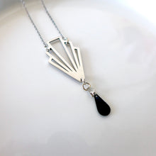 Charger l'image dans la galerie, Collier Art Déco pendentif éventail graphique acier inoxydable argenté et sequin émail noir