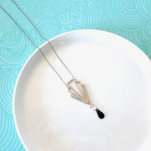 Charger l'image dans la galerie, Parure de bijoux Art Déco collier et boucles d'oreilles créoles éventail graphique argenté et émail noir