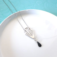 Charger l'image dans la galerie, Collier Art Déco pendentif éventail graphique acier inoxydable argenté et sequin émail noir