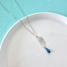 Charger l'image dans la galerie, Collier Art Déco éventail graphique origami en laiton argenté et émail bleu canard