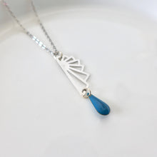 Charger l'image dans la galerie, Collier Art Déco éventail graphique origami en laiton argenté et émail bleu canard