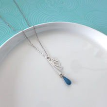 Charger l'image dans la galerie, Collier Art Déco éventail graphique origami en laiton argenté et émail bleu canard