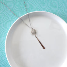 Charger l'image dans la galerie, Collier élégant pendentif rosace graphique et longue goutte fine en laiton argenté