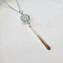 Charger l'image dans la galerie, Collier élégant pendentif rosace graphique et longue goutte fine en laiton argenté