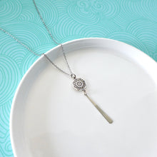 Charger l'image dans la galerie, Collier élégant pendentif rosace graphique et longue goutte fine en laiton argenté