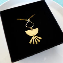 Charger l'image dans la galerie, pendentif laiton doré demi lune chic élégant Une Embellie