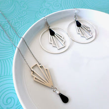 Charger l'image dans la galerie, Parure de bijoux Art Déco collier et boucles d'oreilles créoles éventail graphique argenté et émail noir