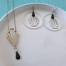 Charger l'image dans la galerie, Parure de bijoux Art Déco collier et boucles d'oreilles créoles éventail graphique argenté et émail noir