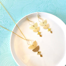 Charger l'image dans la galerie, Collier pendentif graphique gipsy bohème chic demi lune éventail et losange en laiton doré