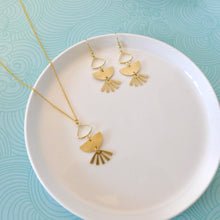 Charger l'image dans la galerie, Collier pendentif doré Bohème Chic style Gipsy graphique demi lune et soleil en laiton doré