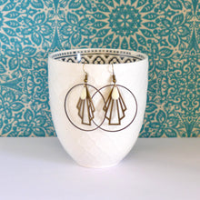 Charger l'image dans la galerie, Boucles d'oreilles créoles Art Déco éventail graphique bronze et émail blanc